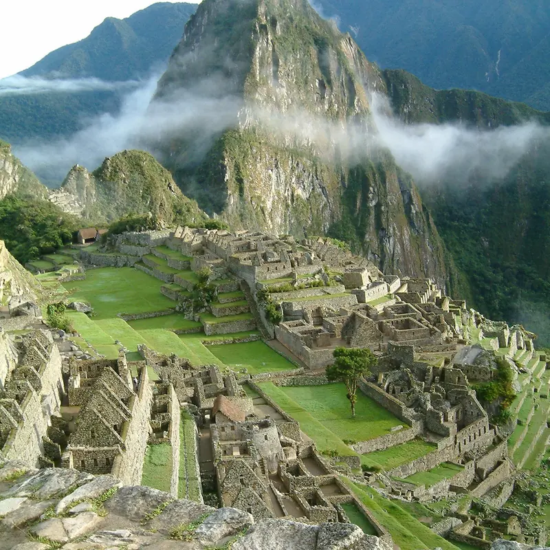 La ciudadela de Machu Picchu entre montañas