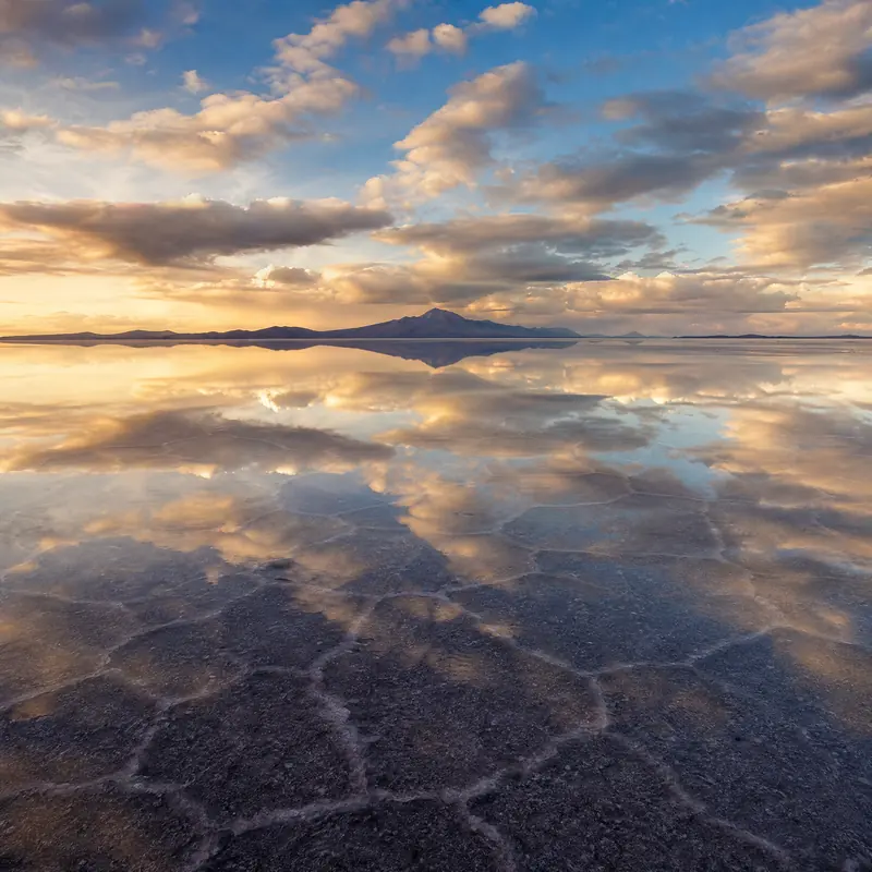El salar de Uyuni reflejando el cielo como un espejo